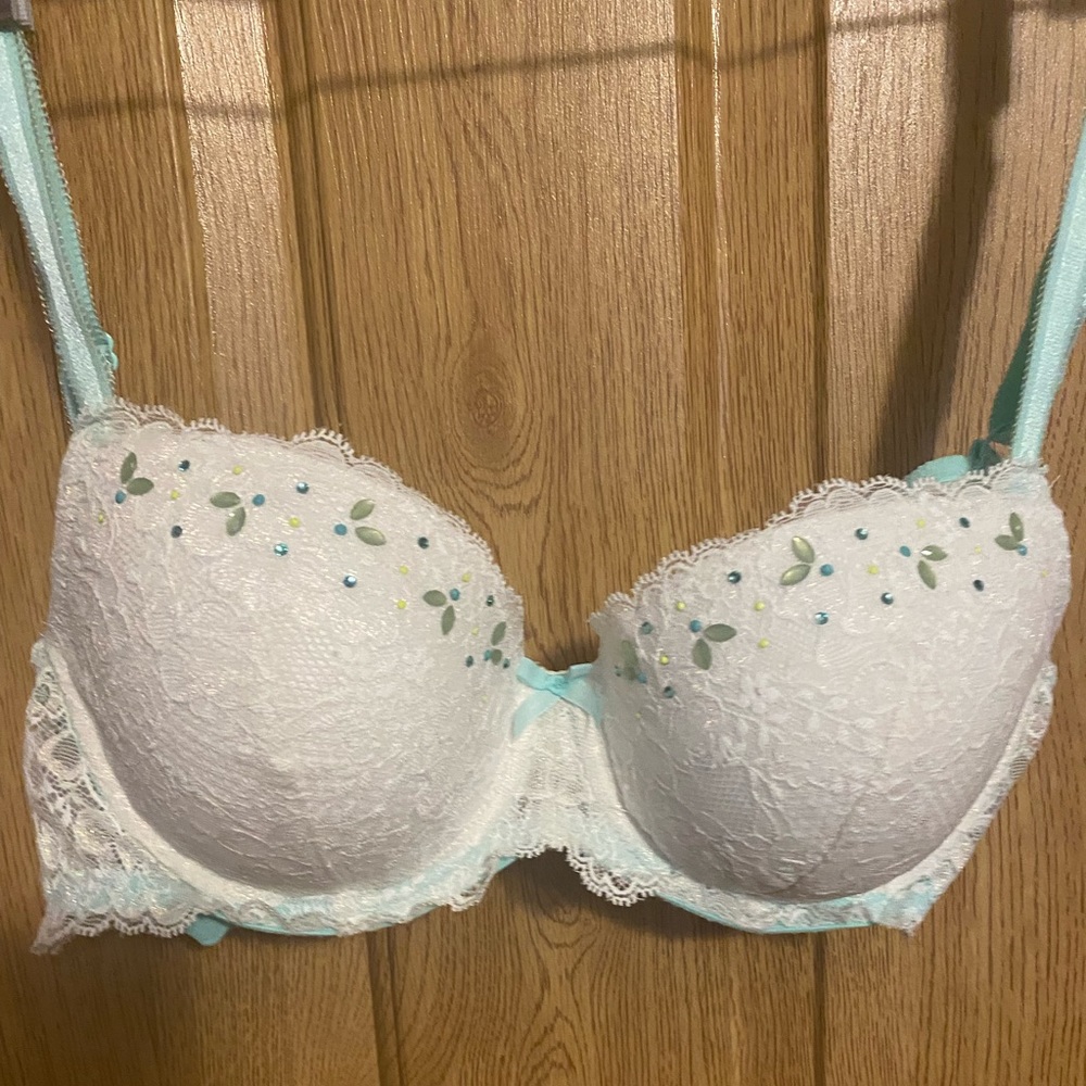 Beautiful Victoria’s Secret 34D lace and beaded detail bra.